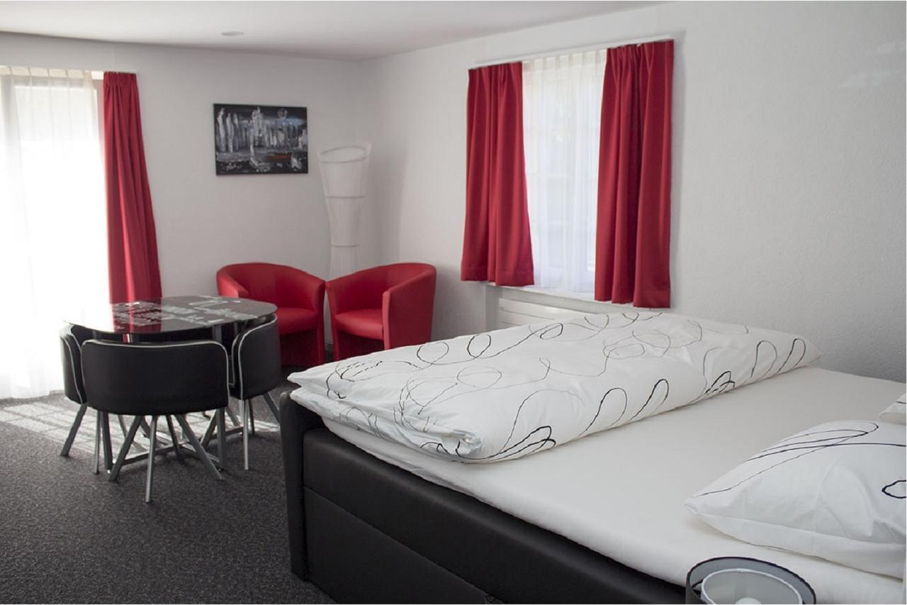 Hotel Du Chasseur Enges Екстериор снимка