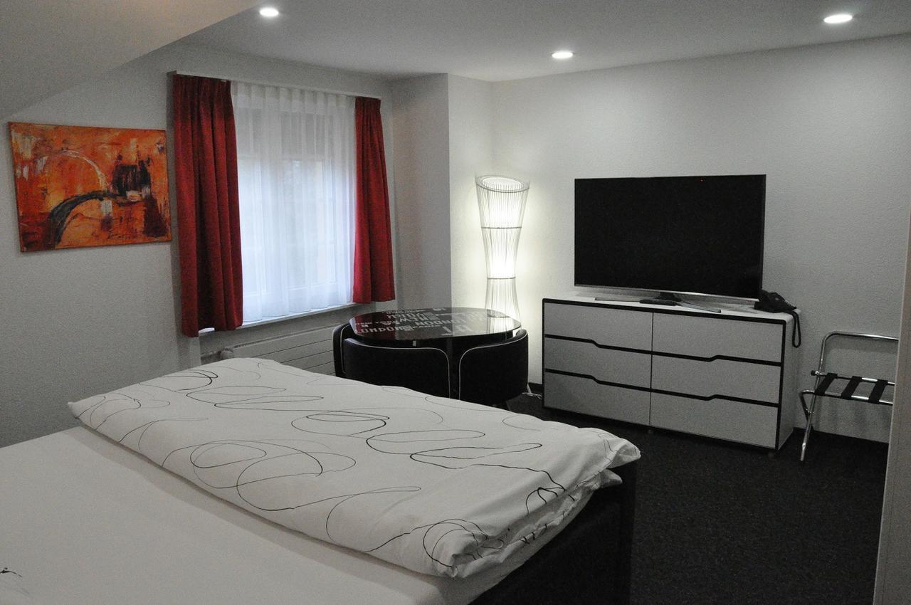Hotel Du Chasseur Enges Екстериор снимка